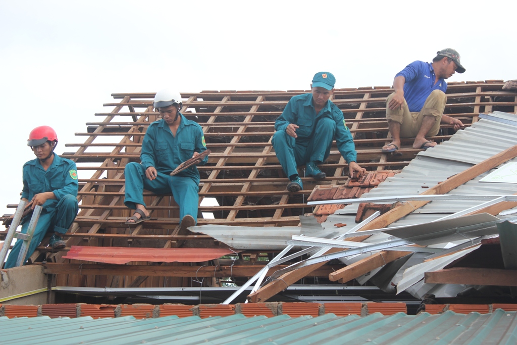 Hỗ trợ người dân khắc phục hậu quả lốc xoáy ở Cư M’lan