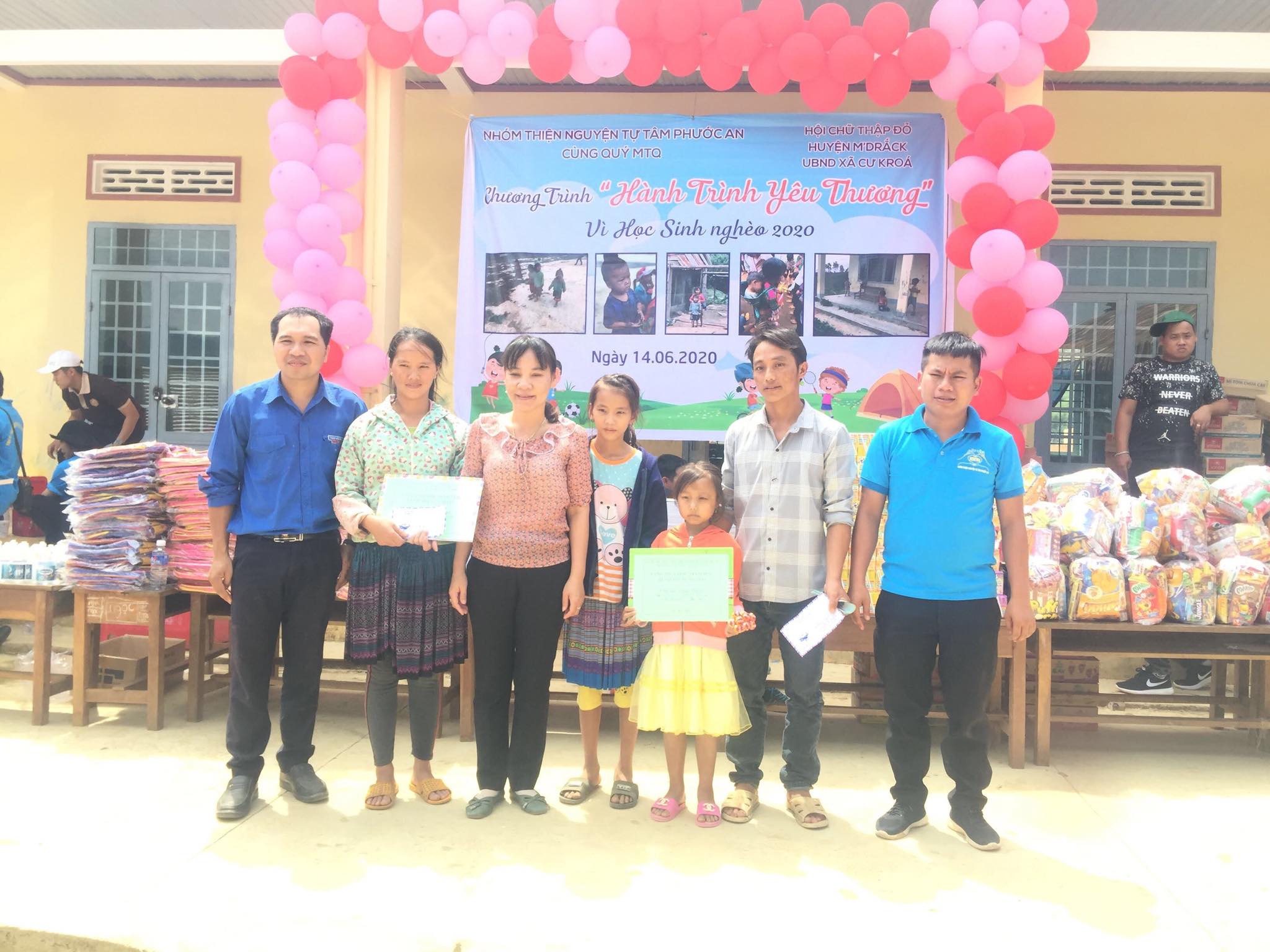 Tặng 200 suất quà cho học sinh nghèo