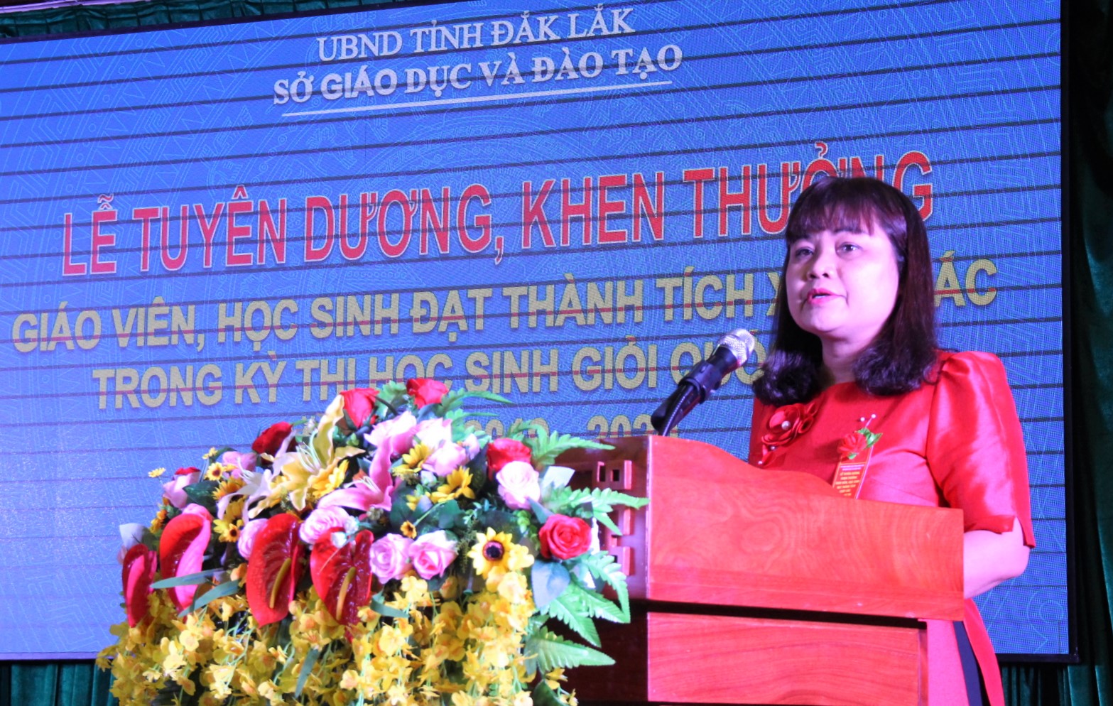 Tuyên dương giáo viên và học sinh đạt thành tích xuất sắc trong kỳ thi học sinh giỏi Quốc gia năm học 2019 - 2020