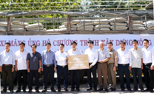 Huyện Ea Súp và Cư M'gar tiếp nhận 2 nghìn tấn xi măng triển khai xây dựng nông thôn mới