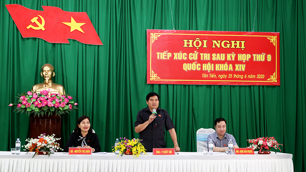 Gần 200 cử tri huyện Krông Pắc tham gia Hội nghị tiếp xúc cử tri sau Kỳ họp thứ 9, Quốc hội khóa XIV