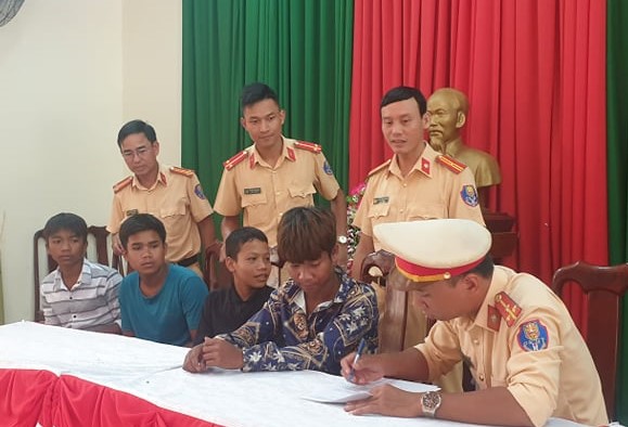 Tuyên truyền Luật Giao thông đường bộ cho người dân