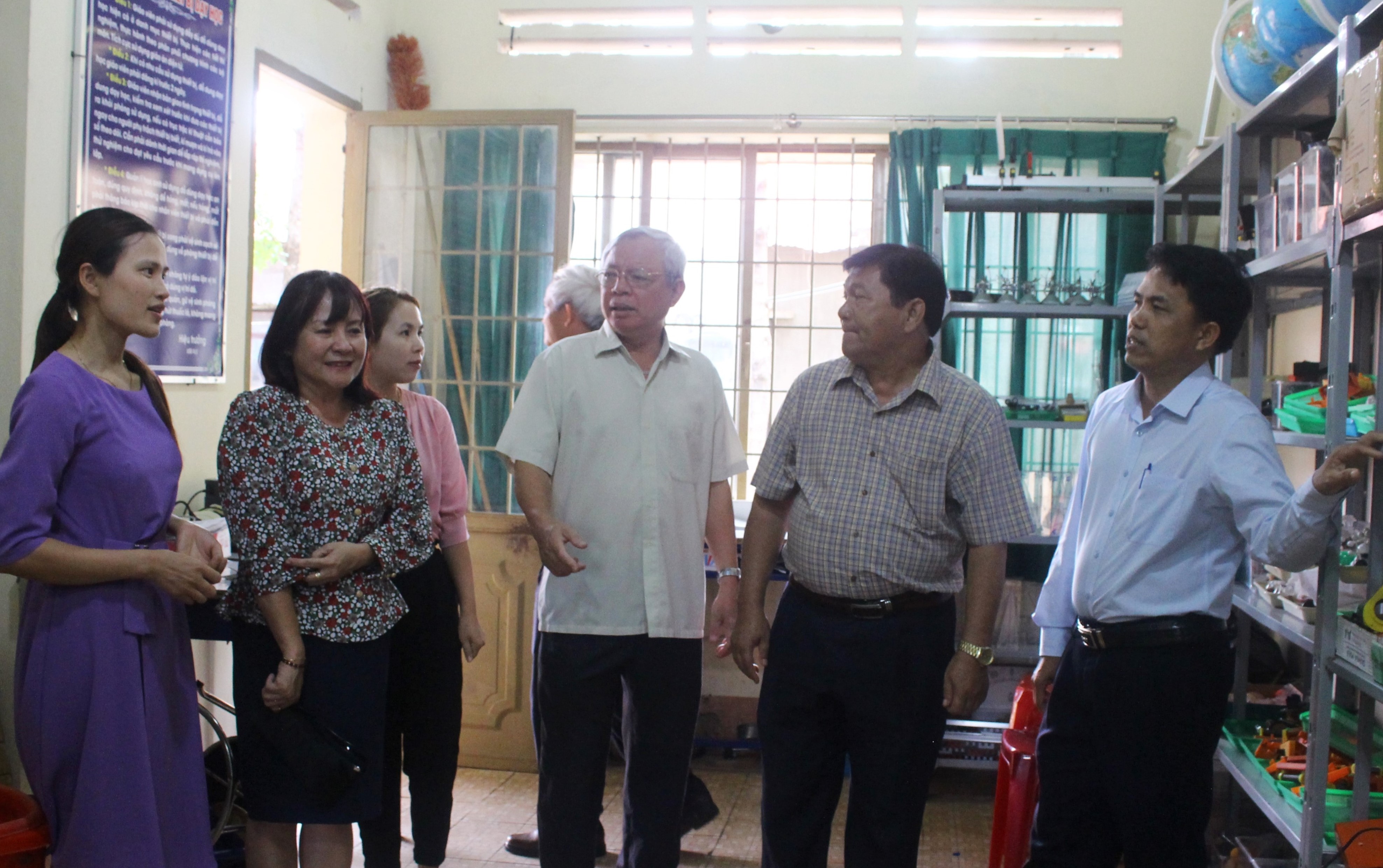 Supervising the building of schools meeting national standards in Buon Don district