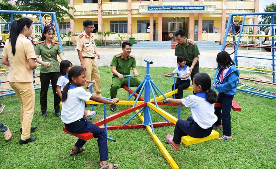 Bàn giao công trình khu vui chơi cho học sinh vùng sâu huyện M’Đrắk