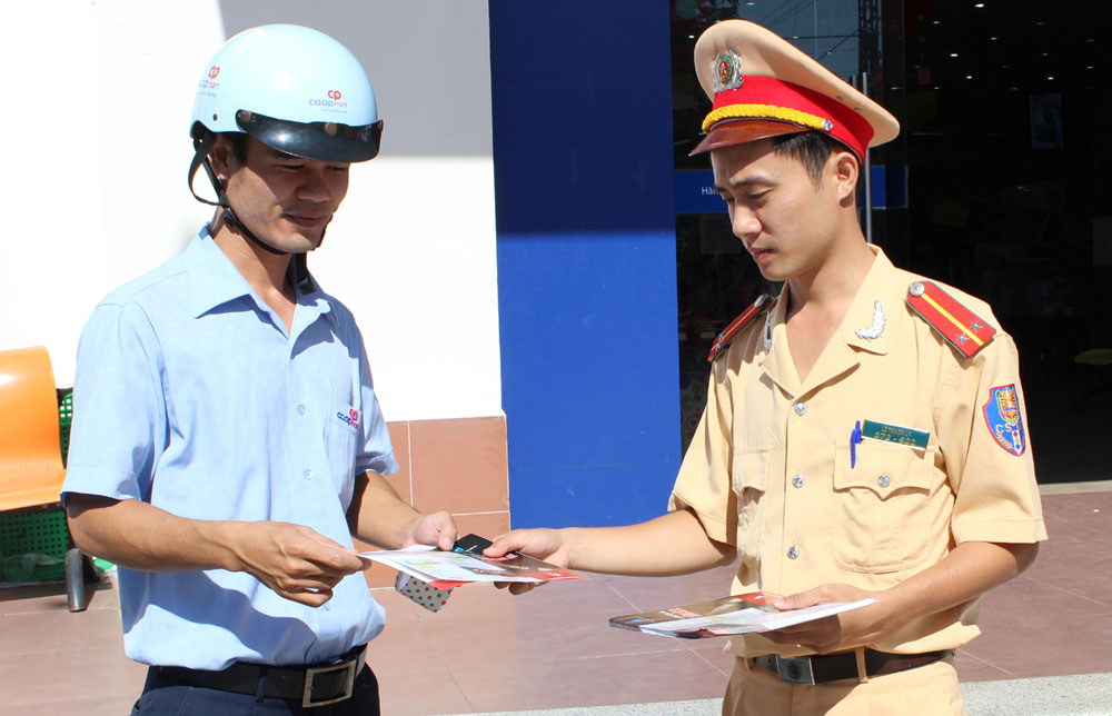 Cấp phát tờ gấp tuyên truyền pháp luật về phòng, chống tác hại của rượu, bia và giao thông đường bộ