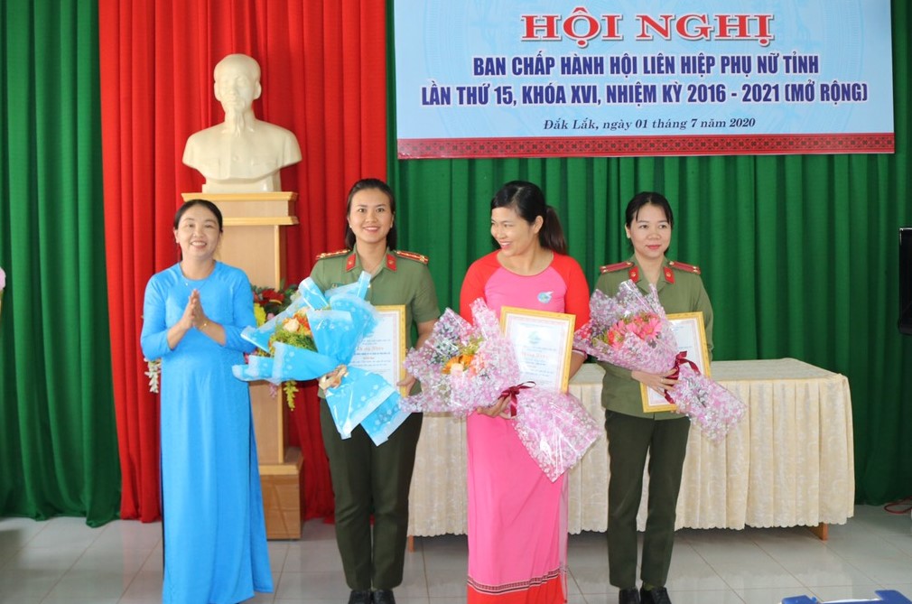 Trao giải Cuộc thi viết “Tìm hiểu các vấn đề xã hội có liên quan đến phụ nữ và trẻ em”