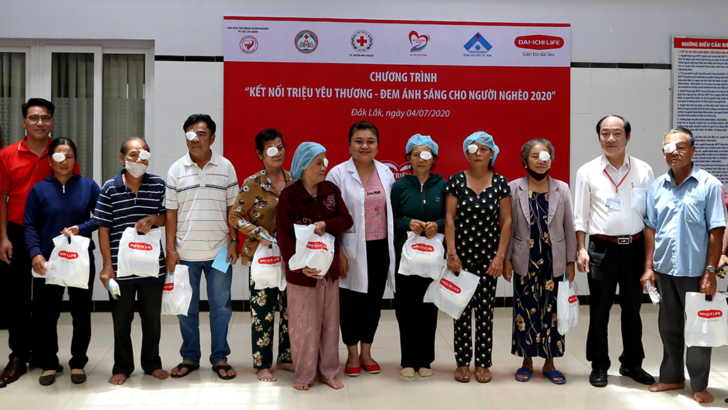 Khám và mổ mắt miễn phí cho bệnh nhân nghèo