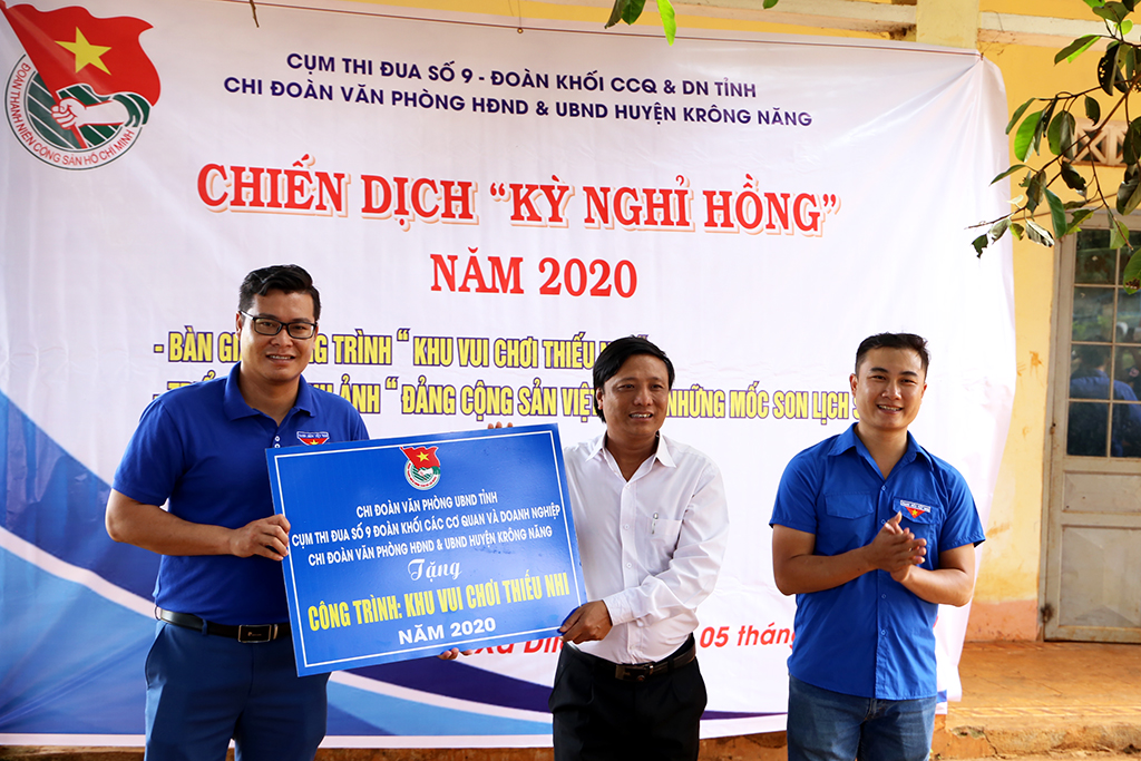 Cụm thi đua số 9, Đoàn khối Cơ quan và Doanh nghiệp tỉnh bàn giao công trình thanh niên tại xã Dliêya