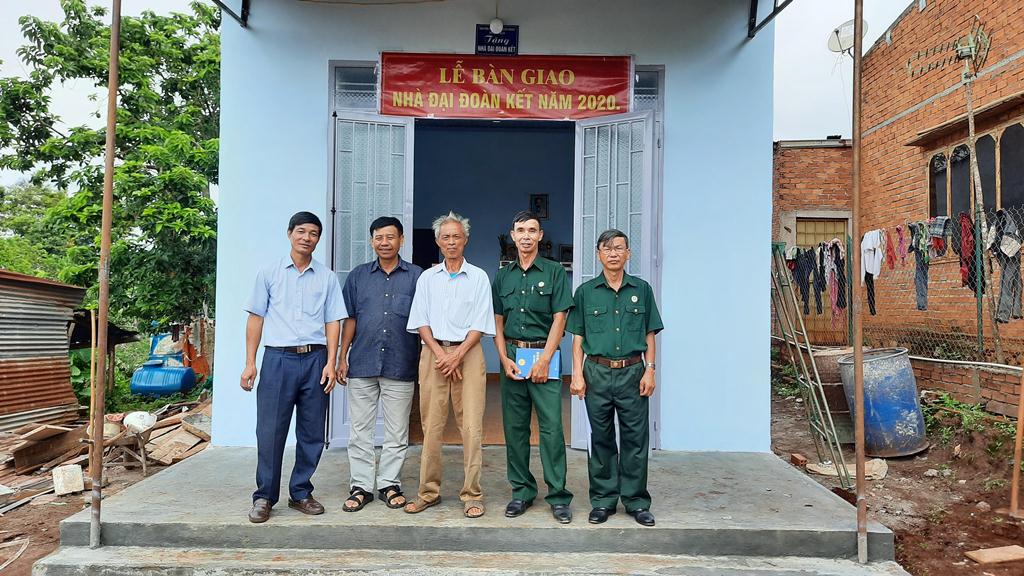 Bàn giao nhà Đại đoàn kết cho hội viên