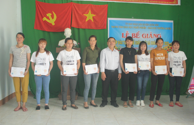 Huyện Buôn Đôn: Bế giảng lớp dạy nghề chăn nuôi