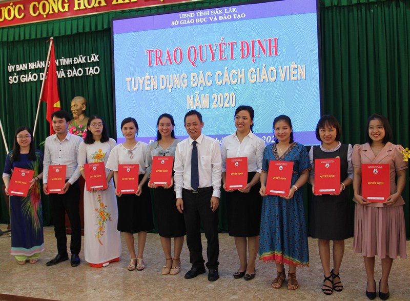 Trao quyết định tuyển dụng đặc cách cho 37 giáo viên