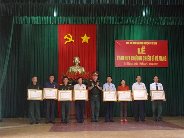 Trao Huy chương Chiến sĩ vẻ vang cho cán bộ quân đội đã nghỉ hưu