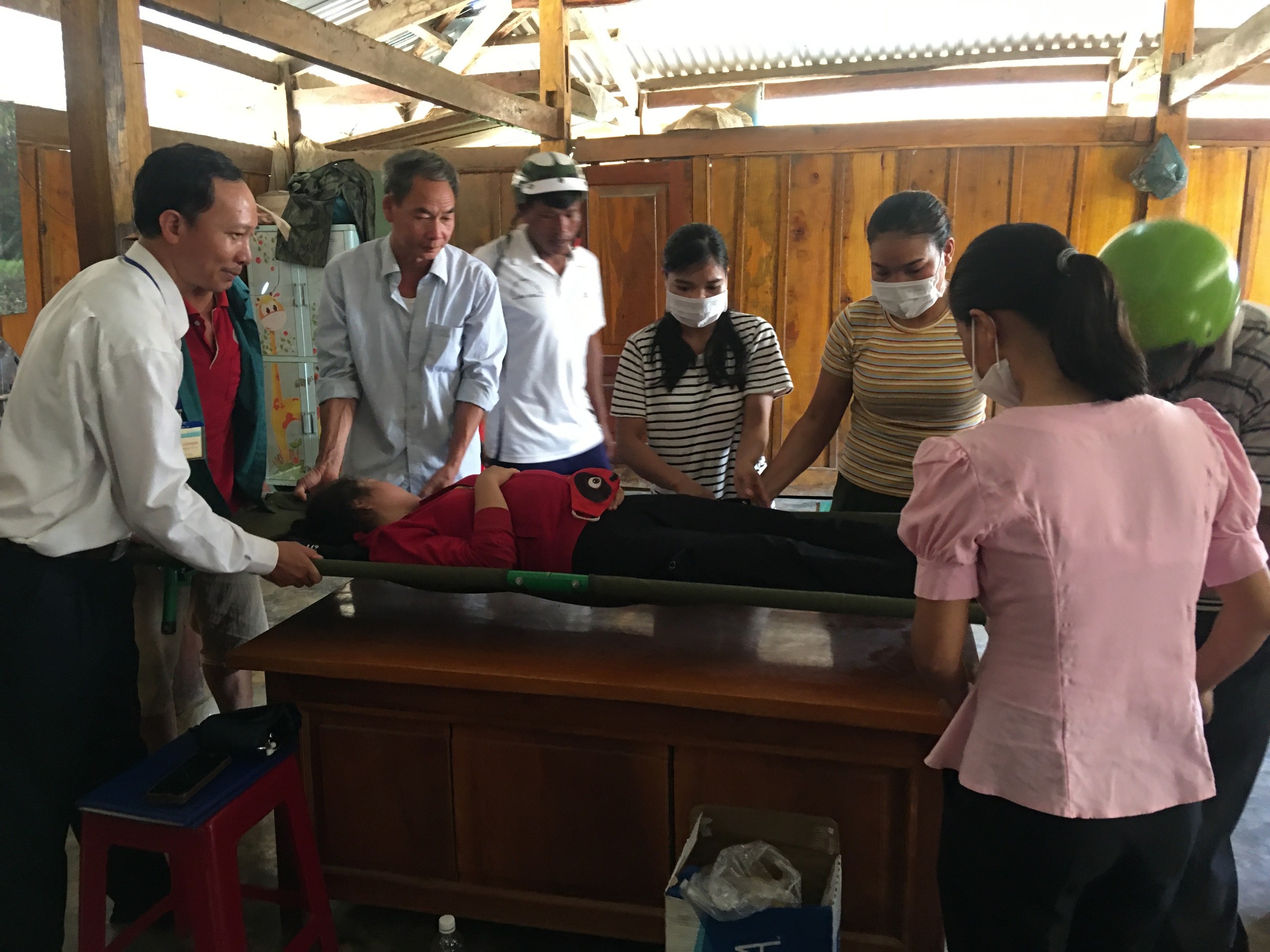 Diễn tập vận chuyển an toàn cho bà mẹ và trẻ sơ sinh tại huyện Lắk