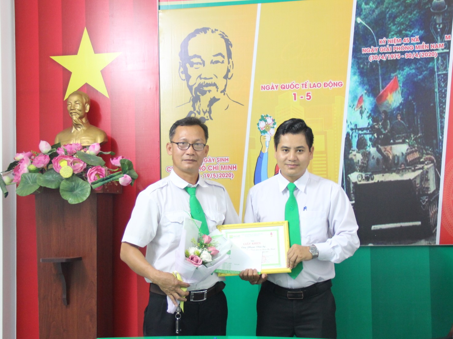 Tặng Bằng khen cho tài xế trả lại tài sản cho người đánh rơi