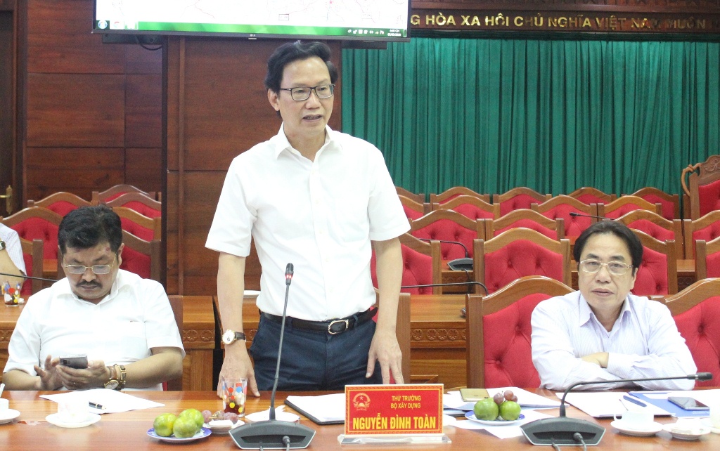 Prime Minister of Construction Nguyen Dinh Toan works in Dak Lak