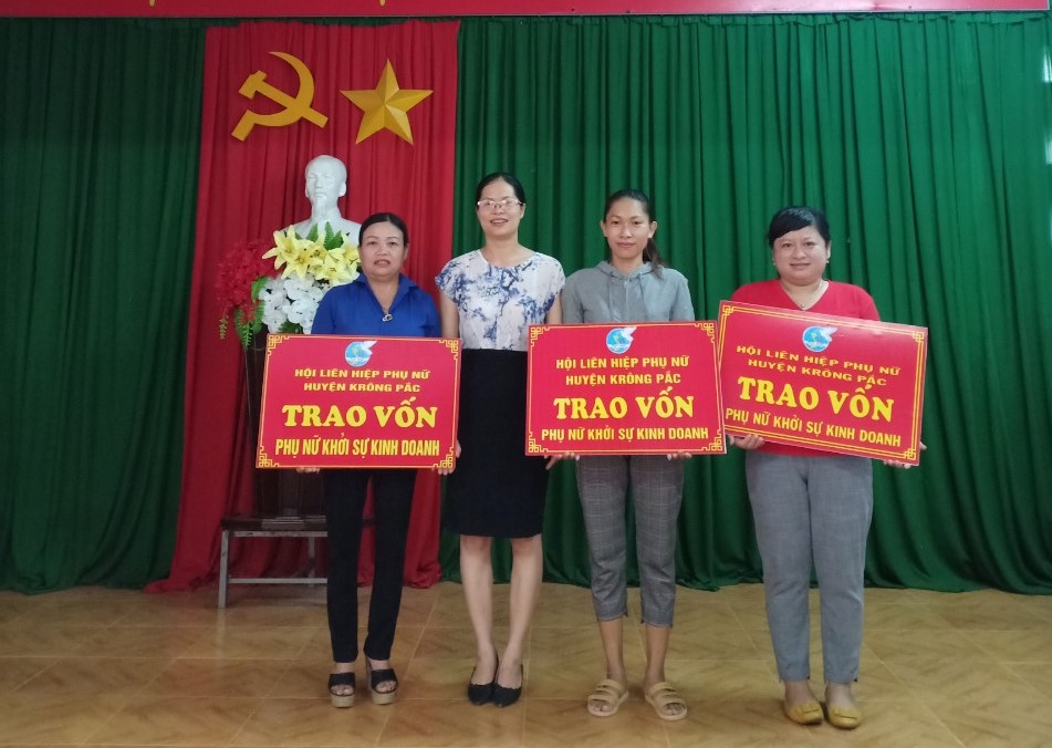 Trao vốn khởi nghiệp, khởi sự kinh doanh cho hội viên phụ nữ
