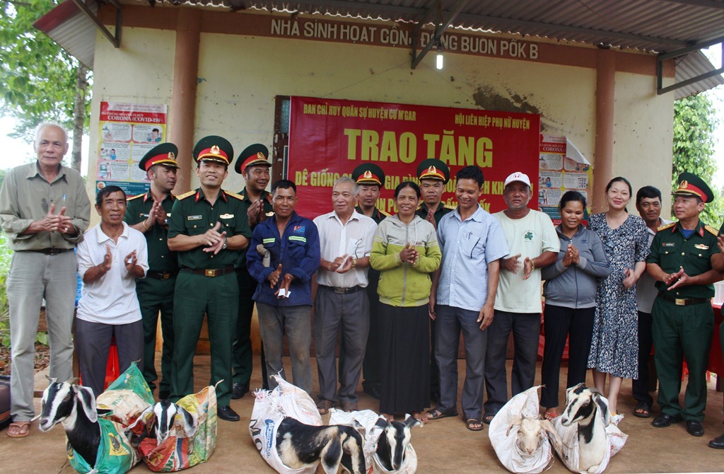 Tặng dê giống cho các gia đình có hoàn cảnh khó khăn ở Cư M’gar