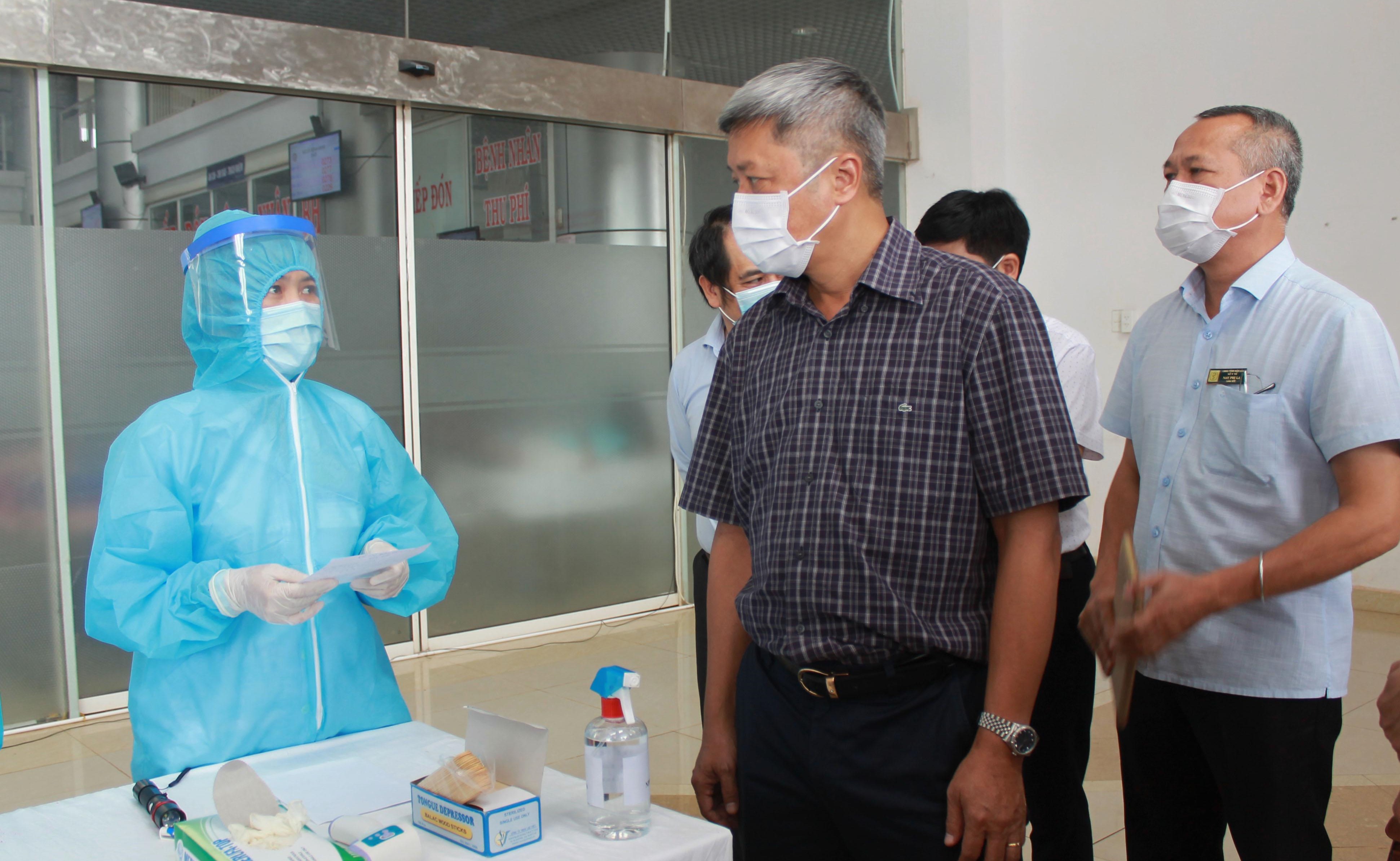 Thứ trưởng Bộ Y tế Nguyễn Trường Sơn thăm và làm việc tại Bệnh viện Đa khoa vùng Tây Nguyên