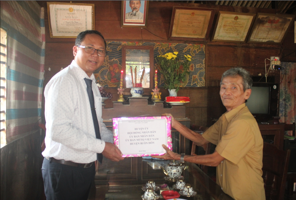 Bí thư Huyện ủy Buôn Đôn thăm, tặng quà gia đình chính sách