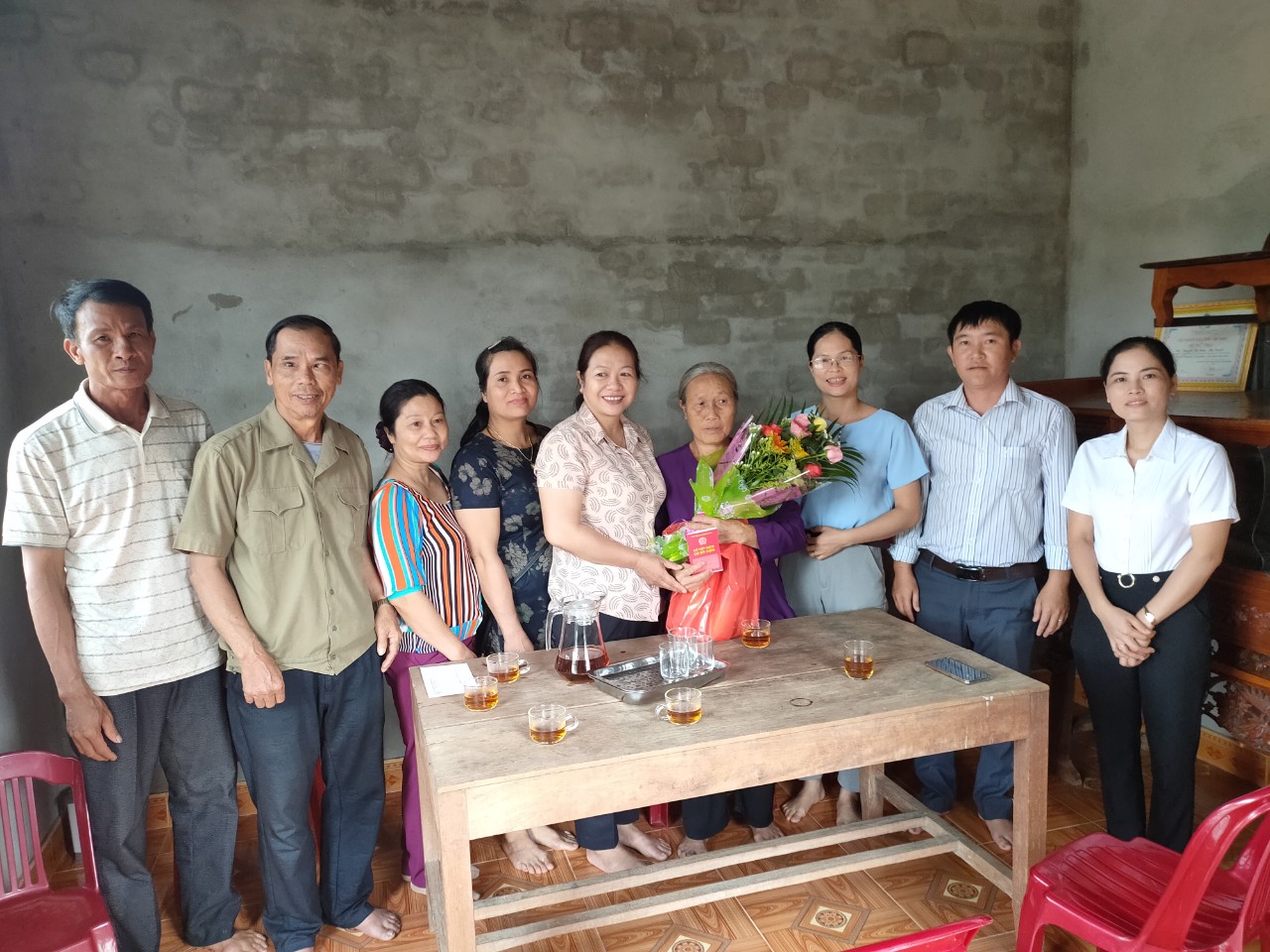 Trao tặng sổ tiết kiệm cho phụ nữ có công với cách mạng