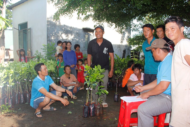 Tặng 1.400 cây giống cho người dân