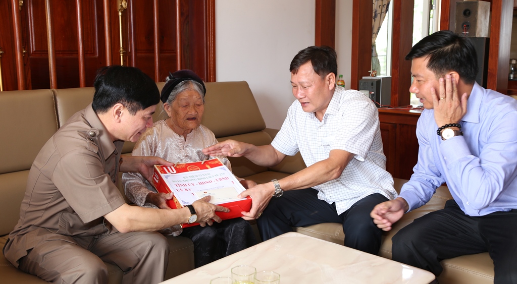 Bí thư Tỉnh ủy Bùi Văn Cường thăm và tặng quà gia đình chính sách, người có công