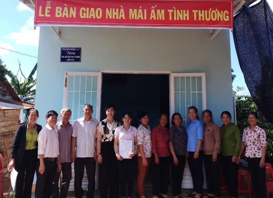 Bàn giao nhà mái ấm tình thương cho hội viên nghèo