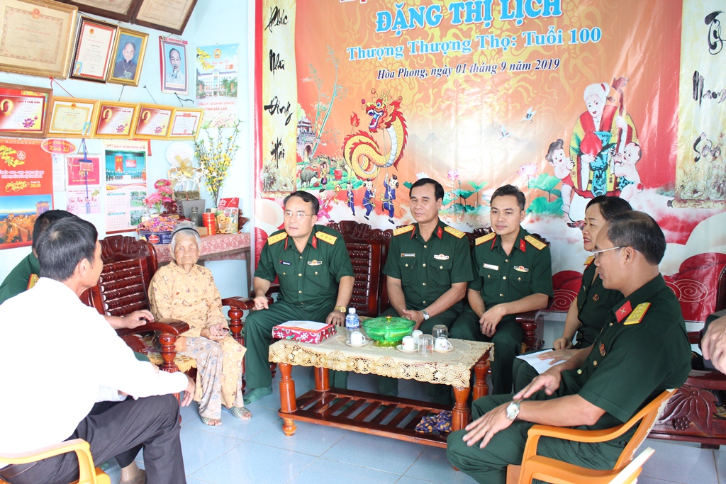 Bộ Chỉ huy Quân sự tỉnh thăm, tặng quà gia đình chính sách