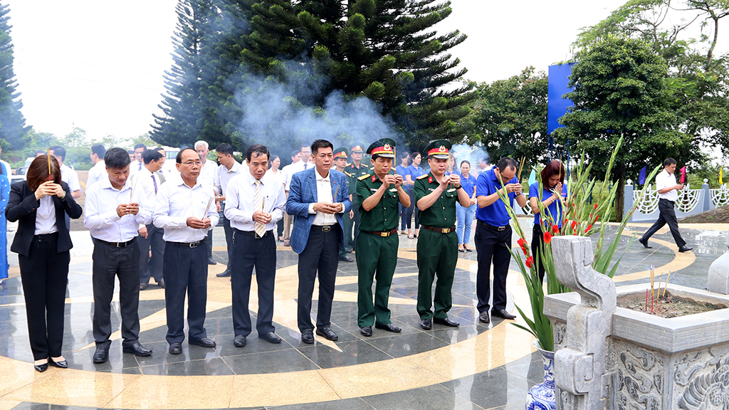 Ngành Thông tin và Truyền thông viếng Đài tưởng niệm các liệt sỹ Giao bưu – Thông tin liên lạc Tây Nguyên