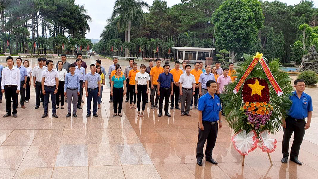 Viettel Đắk Lắk dâng hoa viếng các anh hùng Liệt sỹ tại Nghĩa trang liệt sỹ tỉnh