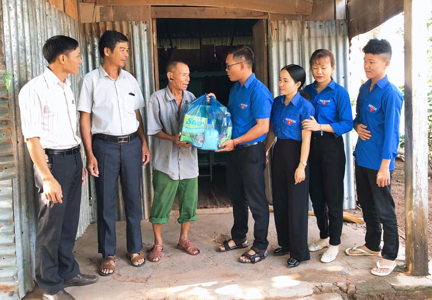 Tuổi trẻ huyện Buôn Đôn thắp nến tri ân các anh hùng liệt sĩ