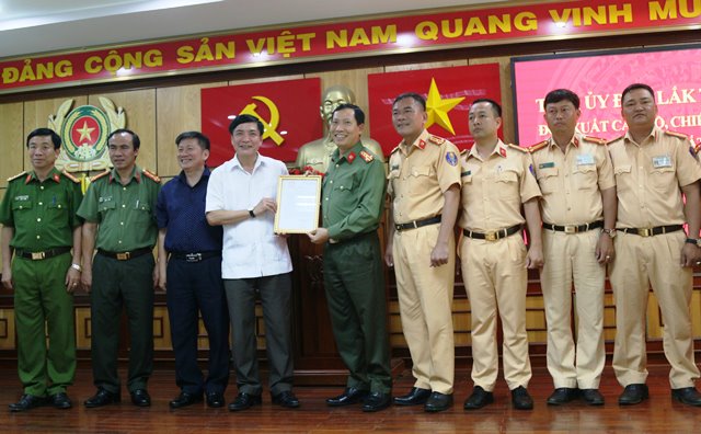 Bí thư Tỉnh ủy thưởng ''nóng'' cho lực lượng triệt phá vụ vận chuyển 200 kg ma túy đá