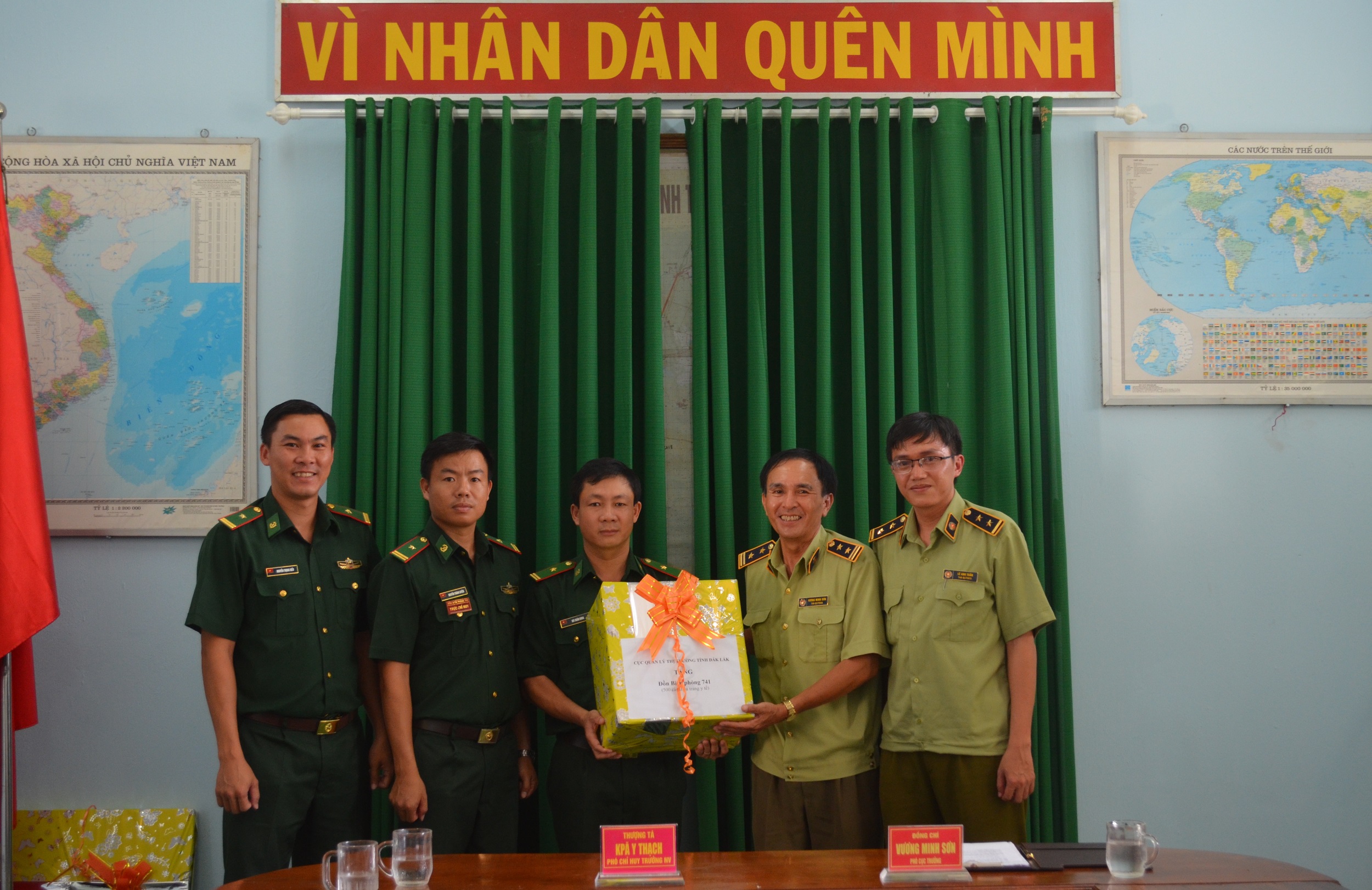 Trao tặng khẩu trang cho cán bộ, chiến sĩ thực hiện nhiệm vụ phòng chống dịch trên biên giới