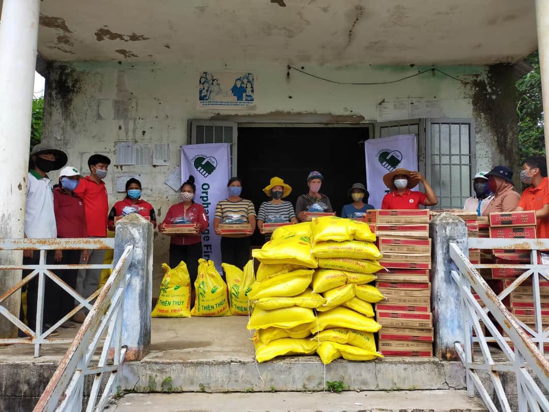 Tặng 146 suất quà cho người dân bị ảnh hưởng do dịch bạch hầu trên địa bàn huyện Lắk