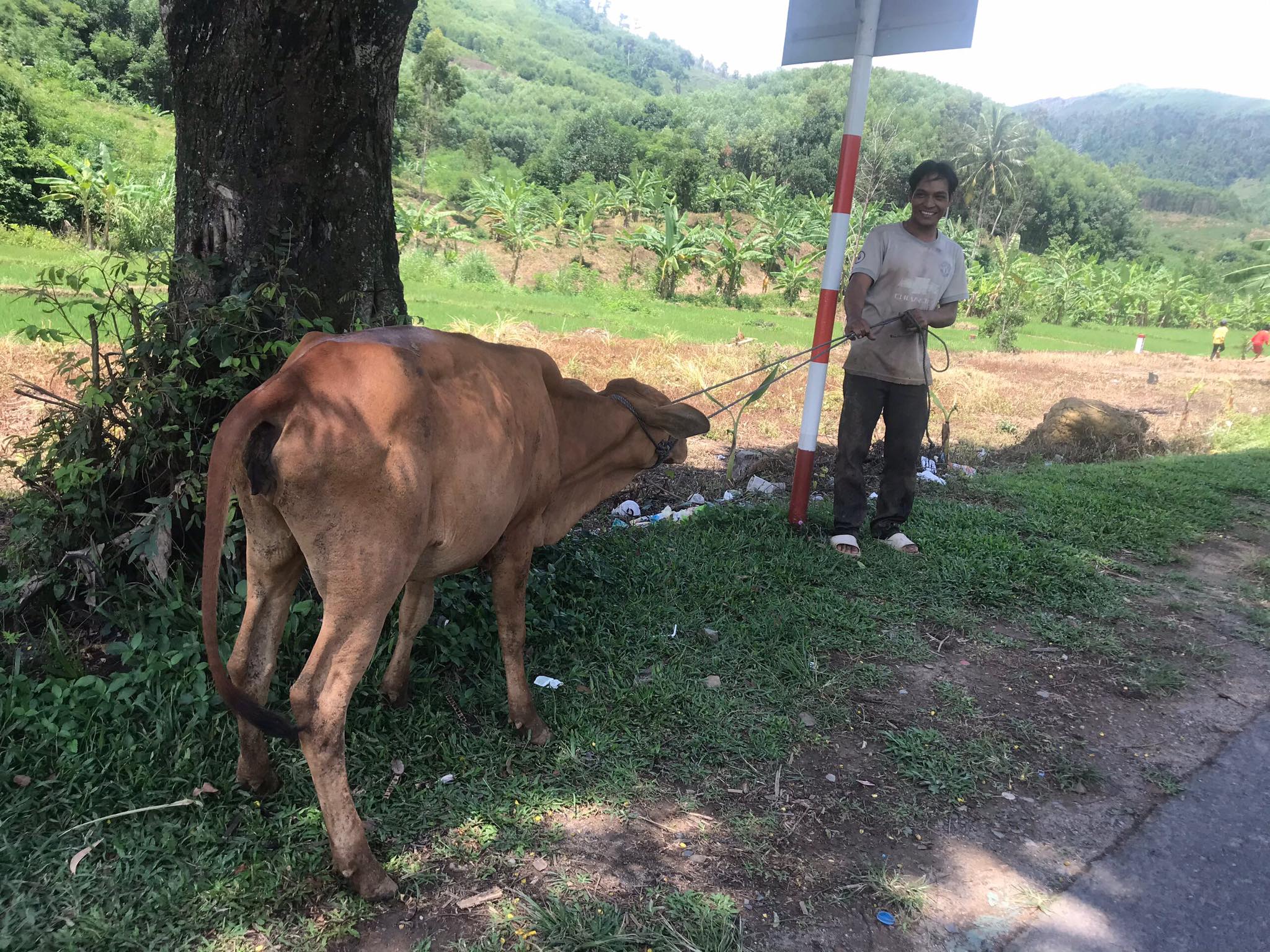 Bàn giao các dự án mô hình giảm nghèo cho người dân