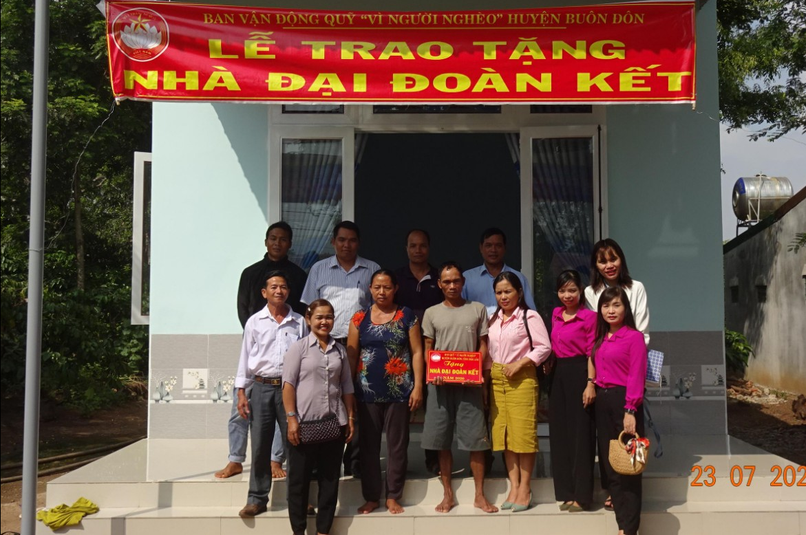 Bàn giao nhà Đại đoàn kết cho hộ nghèo