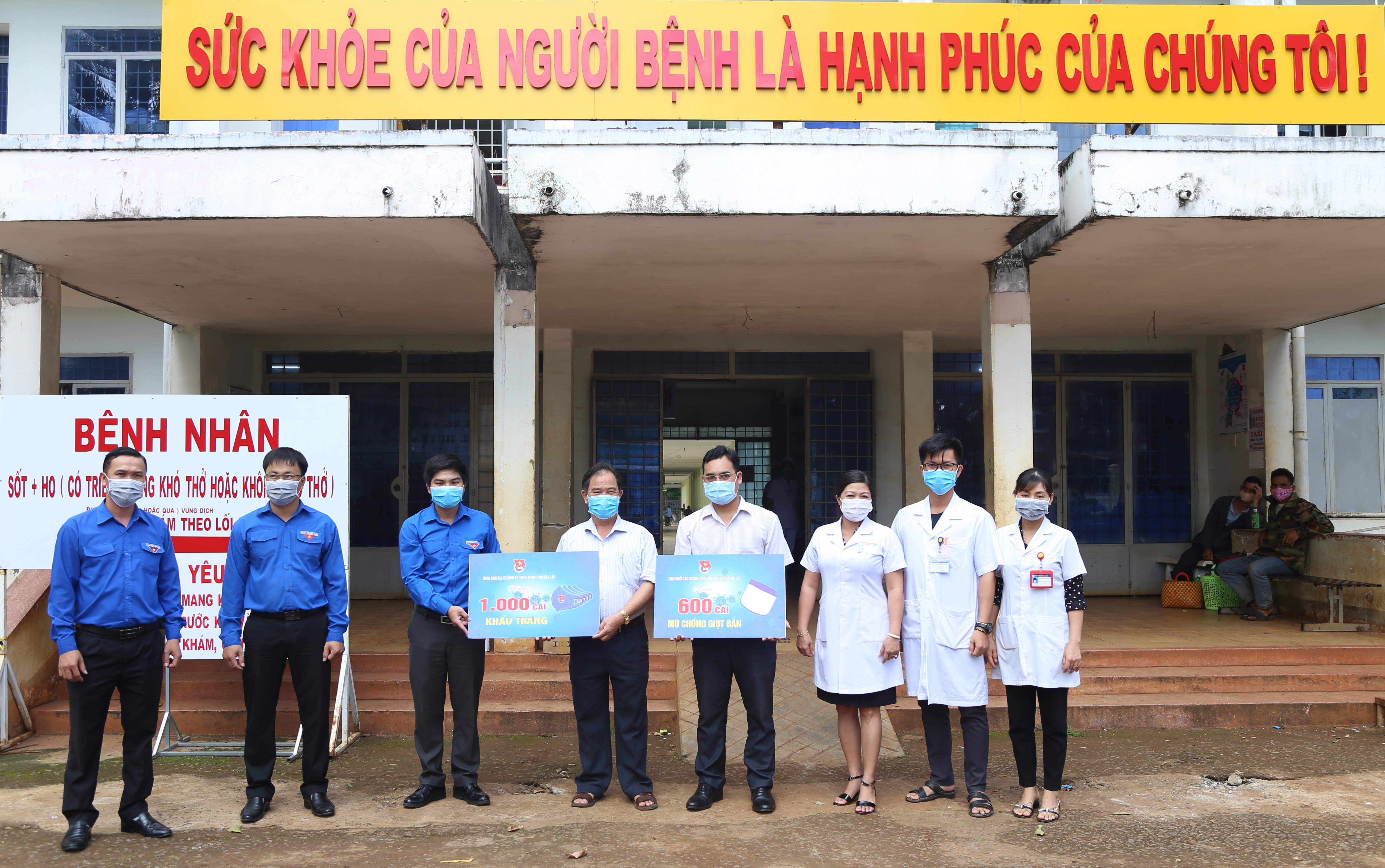 Trao tặng 1.000 chiếc khẩu trang vải và 600 mũ chống giọt bắn phòng, chống dịch Covid-19