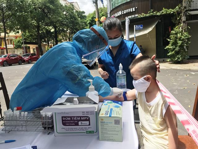 Đắk Lắk lấy mẫu xét nghiệm Covid-19 cho người dân trong vùng bị phong tỏa