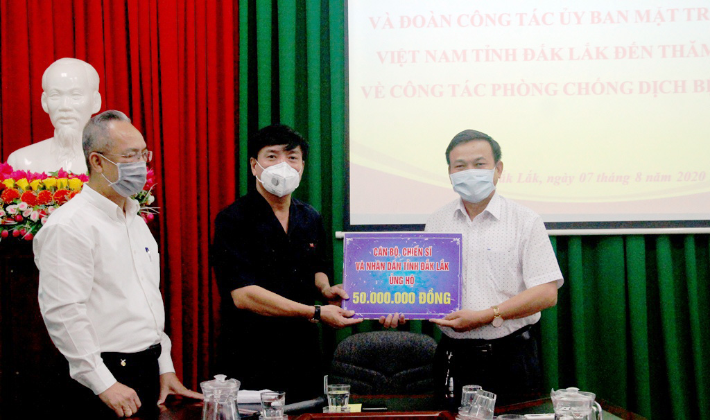 Bí thư Tỉnh ủy thăm, tặng quà đội ngũ nhân viên y tế và người cách ly tập trung phòng chống dịch Covid-19