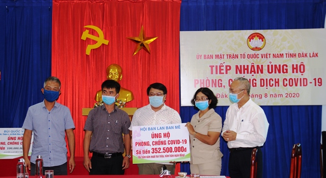 Provincial Committee of Vietnam Father Land Front received funding to support COVID-19 prevention