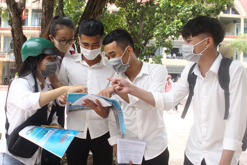 Thí sinh hoàn thành bài thi tổ hợp Khoa học tự nhiên và Khoa học xã hội