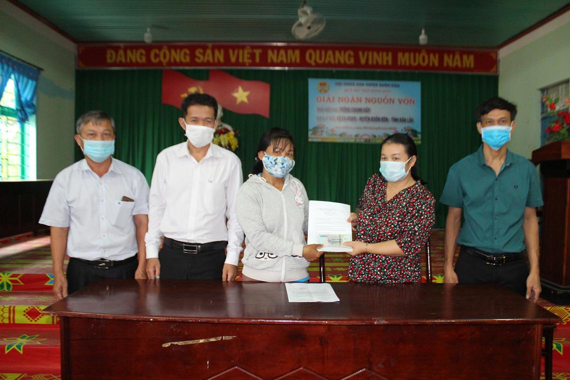 Hội Nông dân huyện Buôn Đôn giải ngân nguồn vốn cho mô hình trồng chanh dây