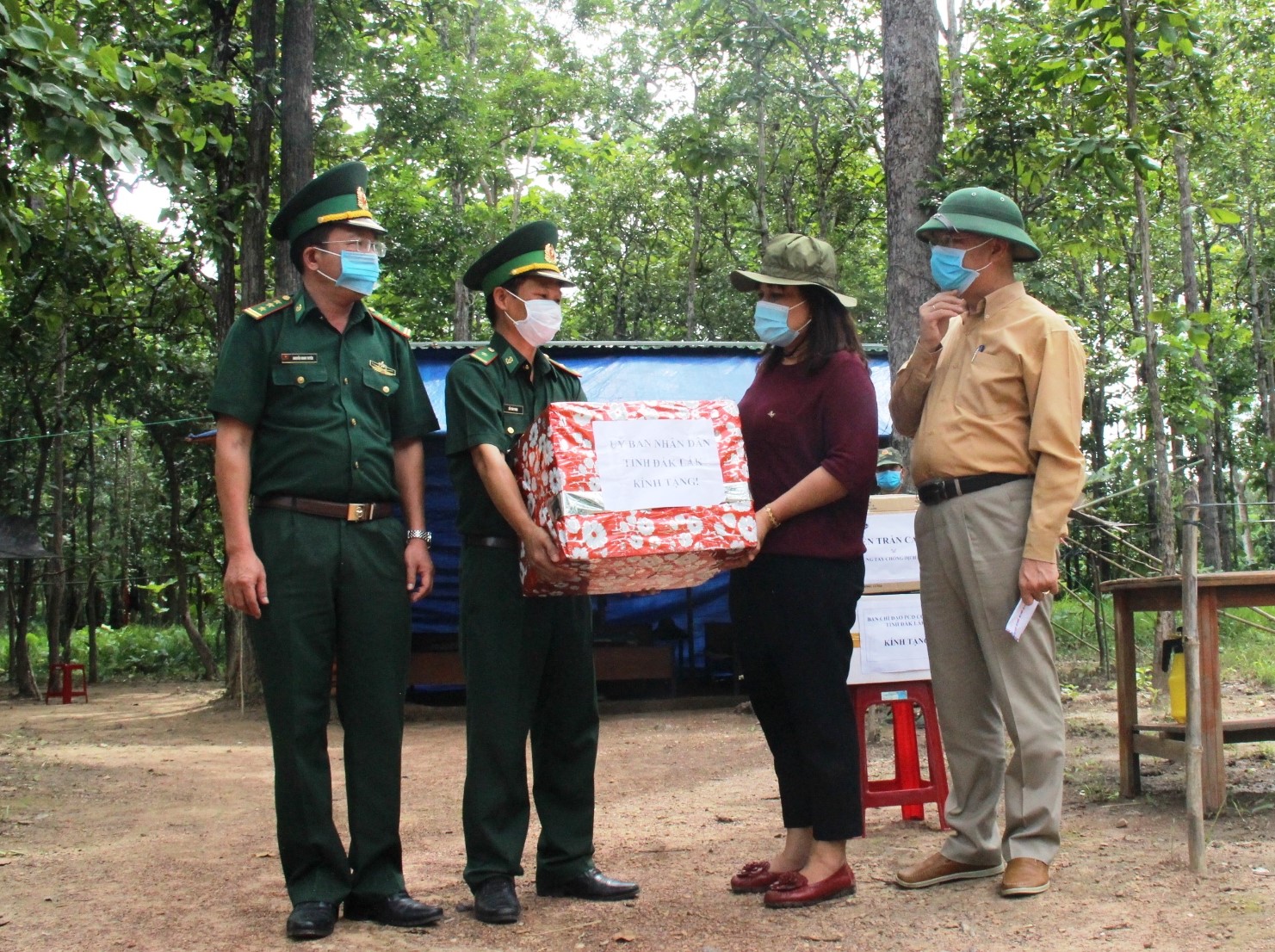 Thăm, tặng quà lực lượng biên phòng làm nhiệm vụ phòng, chống dịch Covid-19