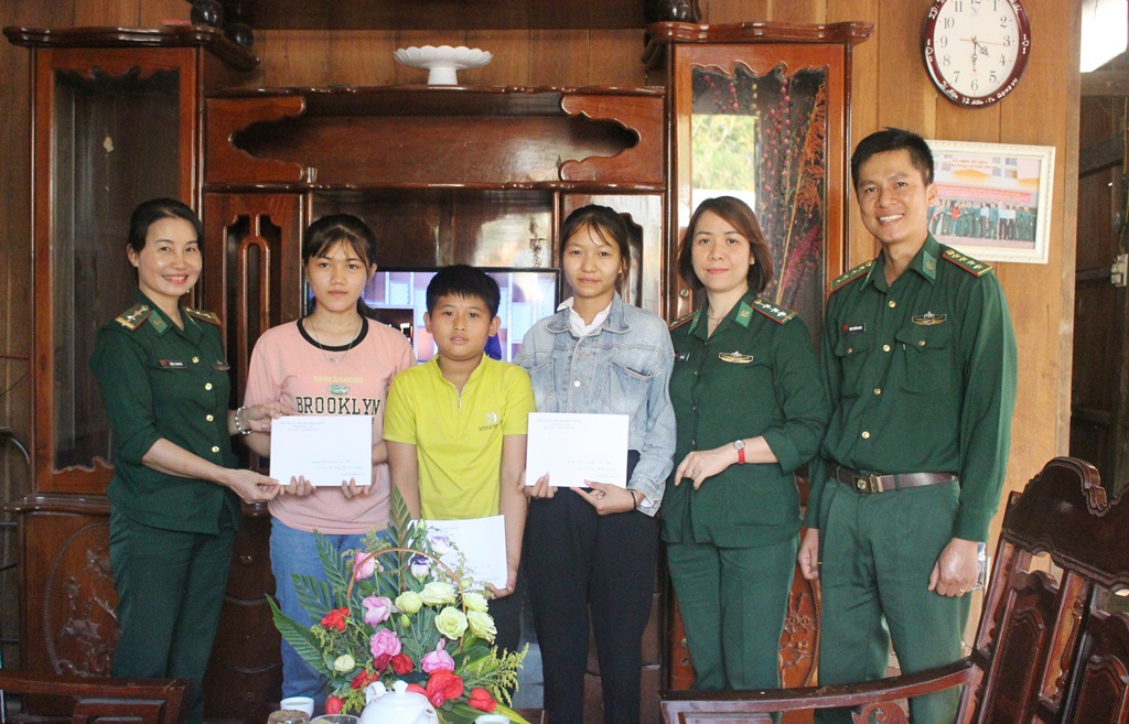 Bộ đội Biên phòng tiếp tục thực hiện hiệu quả chương trình “Nâng bước em tới trường”