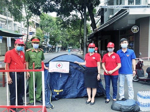 Dak Lak Provincial Red Cross Association presents gifts to quarantined facilities and checkpoints for Covid-19 control
