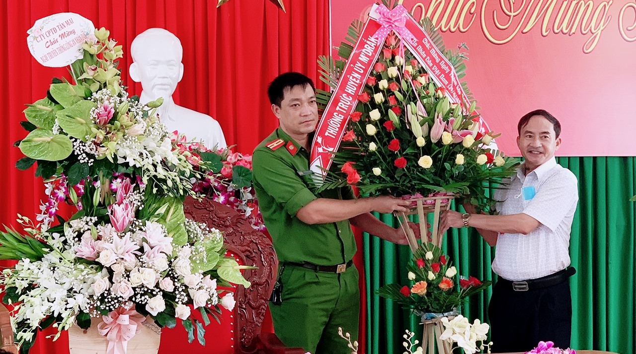 Lãnh đạo huyện M’Đrắk chúc mừng Công an huyện nhân kỷ niệm 75 năm Ngày truyền thống Công an nhân dân Việt Nam