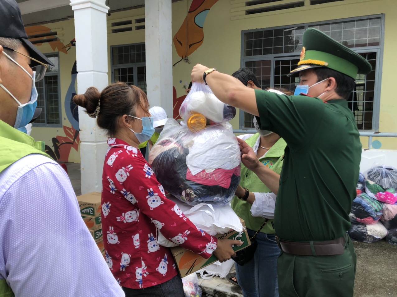 Trao tặng nhu yếu phẩm cho các hộ nghèo ở khu vực biên giới