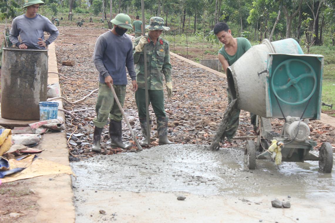 Cán bộ, chiến sĩ Ban Chỉ huy Quân sự huyện Buôn Đôn thực hiện hiệu quả công tác dân vận