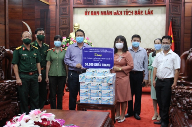 Provincial People's Committee received 50,000 masks to support Covid-19 epidemic prevention and control