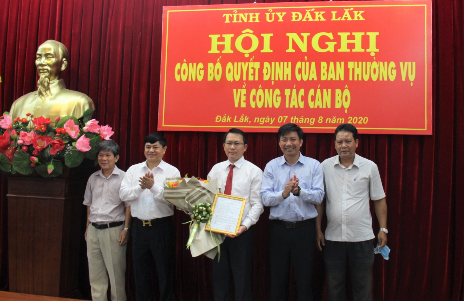 Announcing the Decision to appoint to the position of the Deputy Chairman of Office of Provincial Party Committee